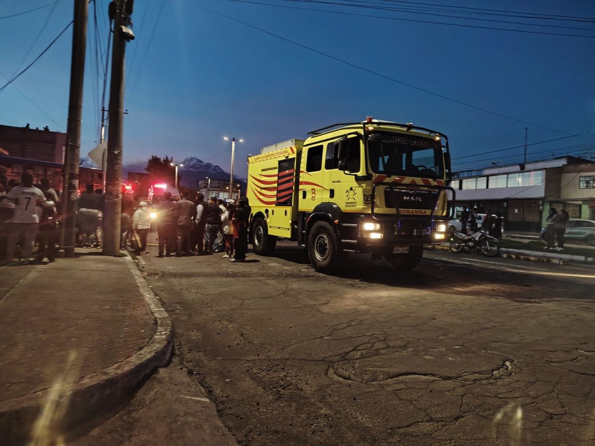 CUERPO DE BOMBEROS ATIENDE SINIESTRO DE TRÁNSITO EN EL SECTOR DEL TERMINAL INTERCANTONAL