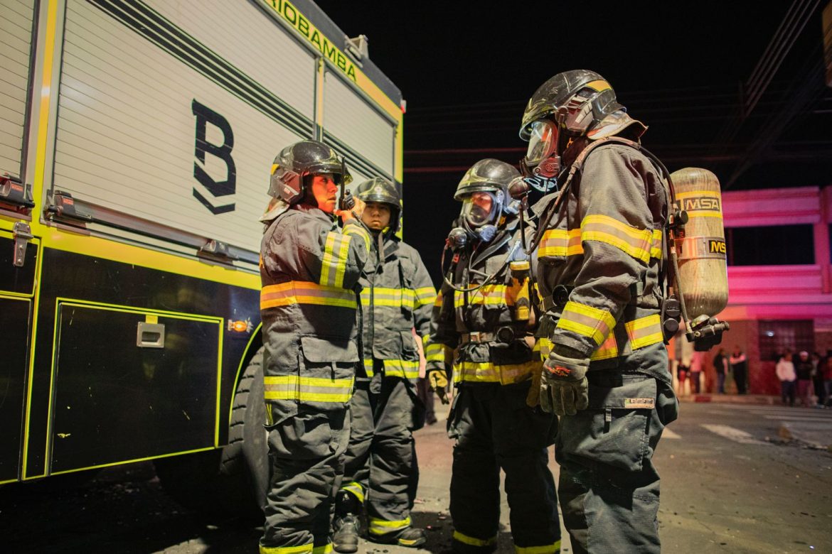 CUERPO DE BOMBEROS DE RIOBAMBA ATENDIÓ DEFLAGRACIÓN EN VIVIENDA DEL CENTRO HISTÓRICO