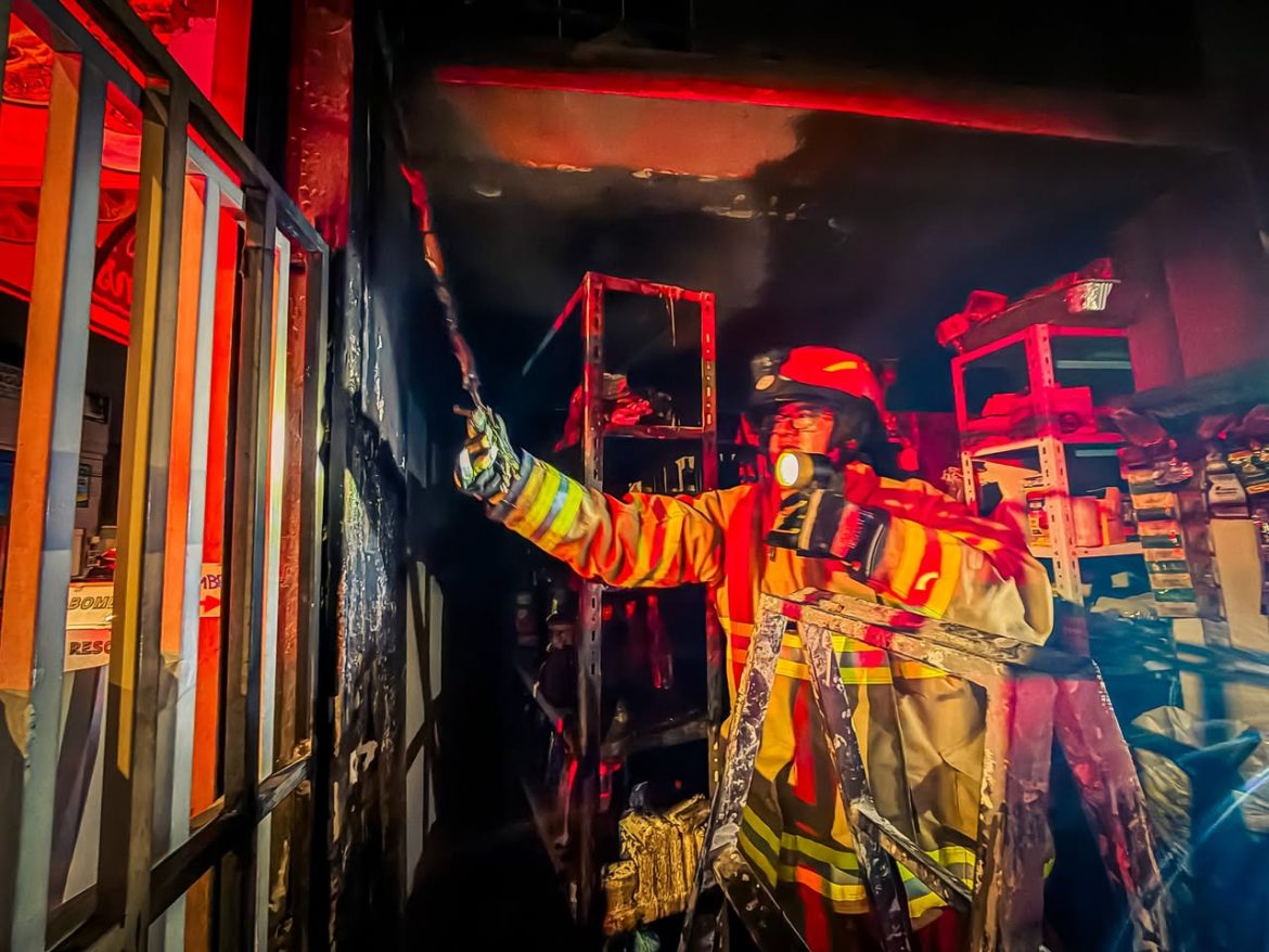 Incendio en tienda de abastos fue atendido por los Bomberos de Riobamba