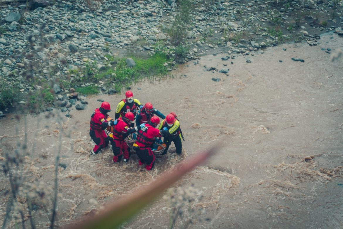 Tras varios días de búsqueda, bomberos localizan cuerpo de ciudadano en el río Chambo