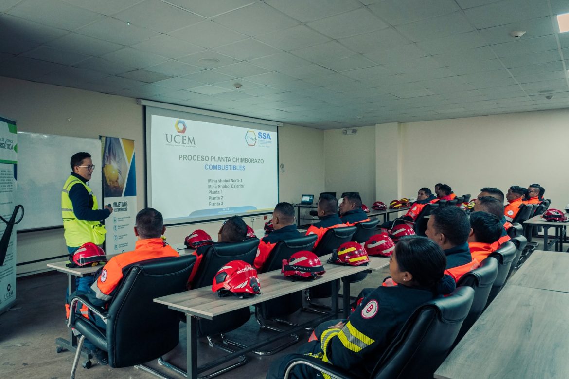 Bomberos de Riobamba realiza visitas técnicas en la Unión Cementera Nacional