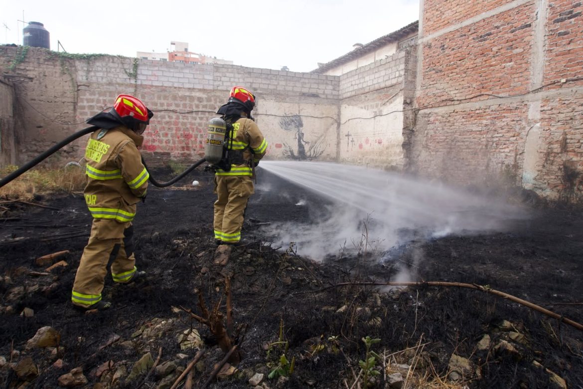 Bomberos de Riobamba controló quema de maleza y basura tras alerta ciudadana