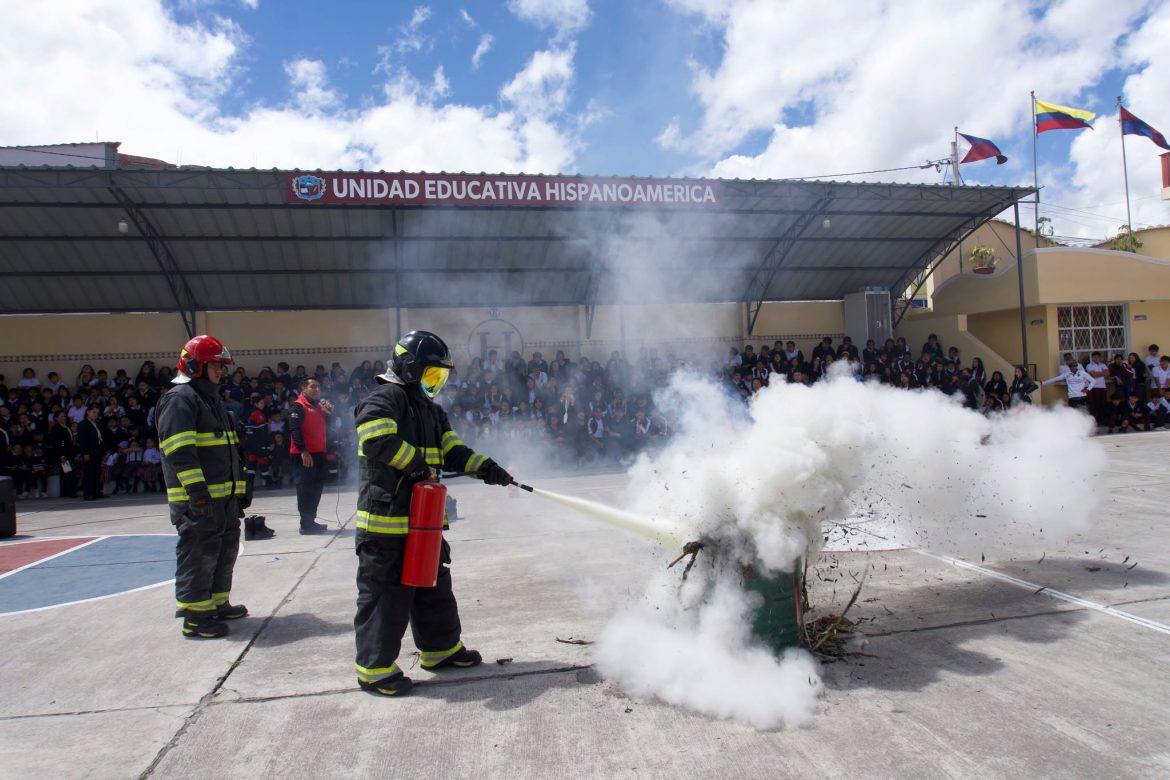 Bomberos de Riobamba capacitó a estudiantes de la Unidad Educativa Hispanoamérica en prevención de emergencias