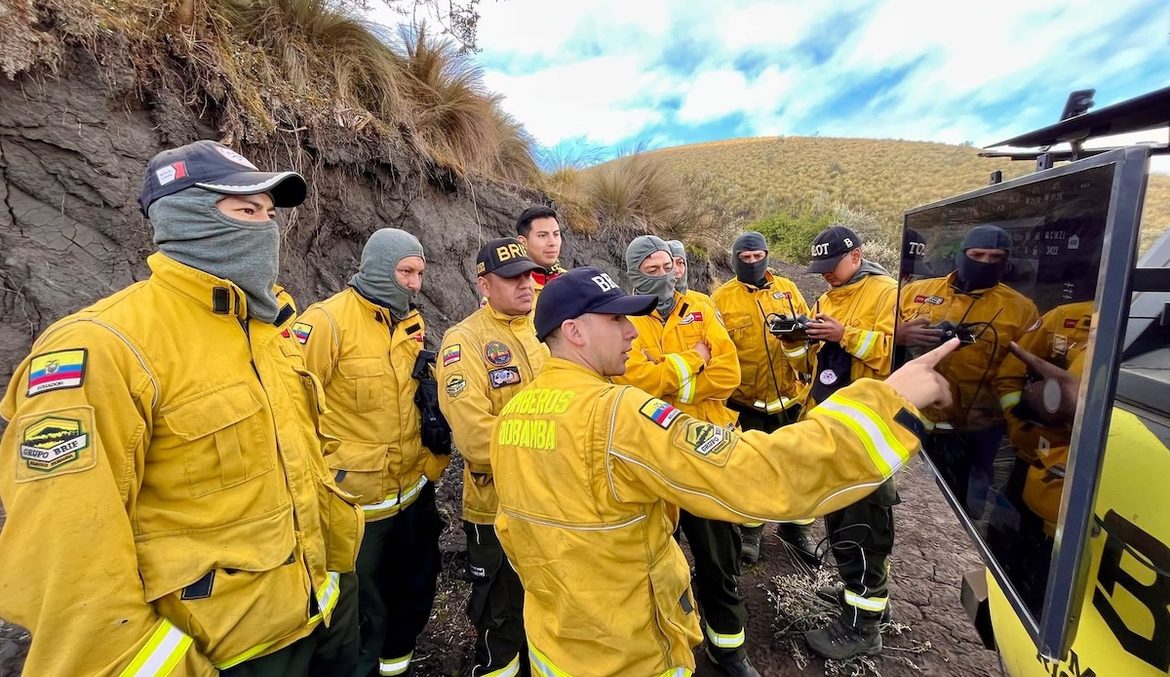Incendios forestales mantienen desplegados a los bomberos
